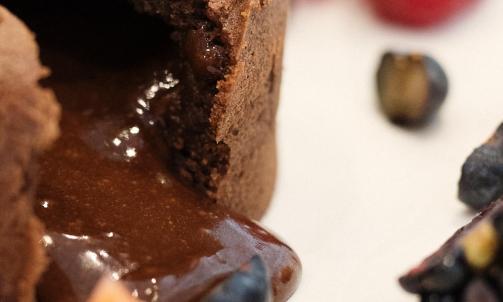 Moelleux au chocolat Caraïbes Valrhona, glace à la fève de Tonka / @thomasweber